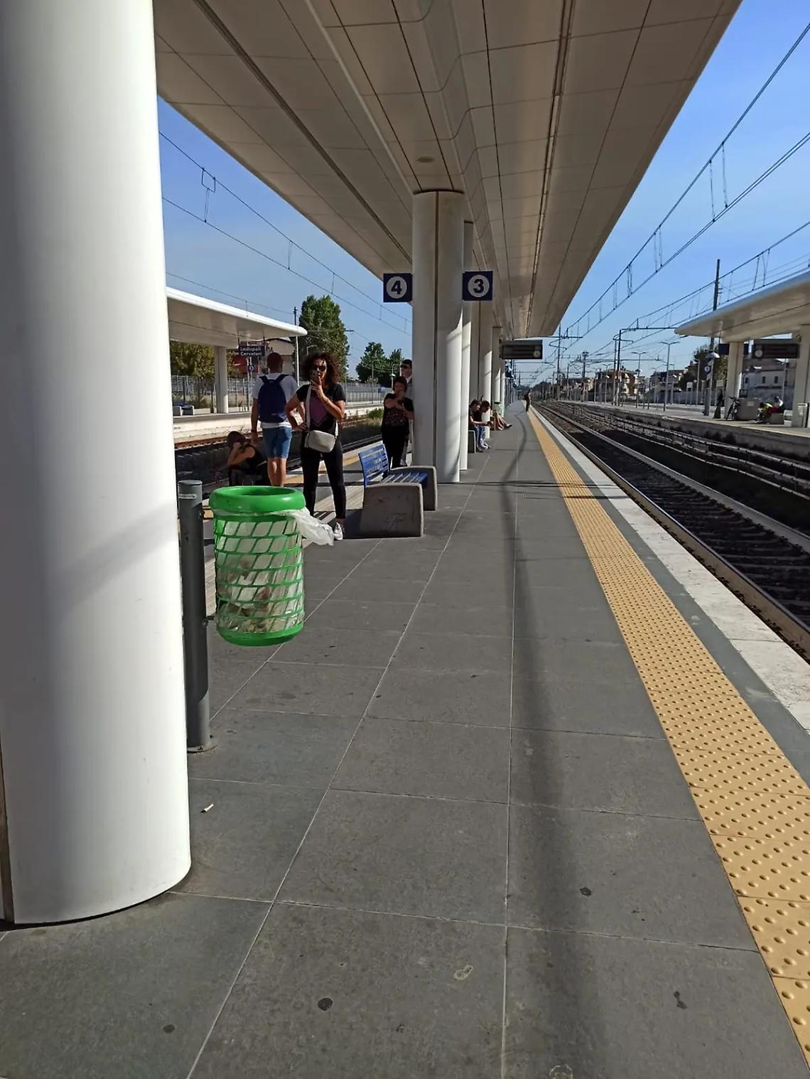 Monitor sempre spenti alla stazione ferroviaria