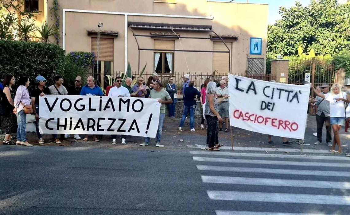 &ldquo;Vogliamo chiarezza&rdquo;: sit-in all&rsquo;ingresso del Comune di Santa Marinella