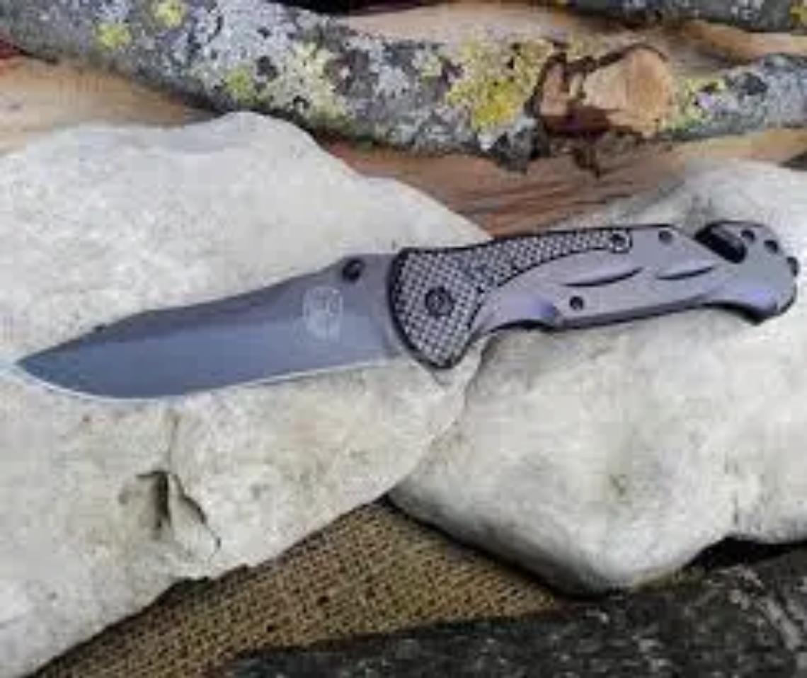 A spasso con un coltello a serramanico: denunciato