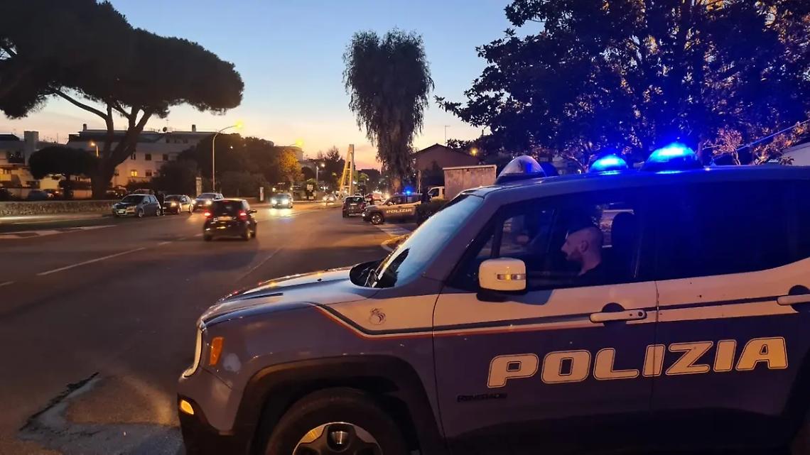 Braccati dalla polizia cercano di gettare la droga dal finestrino: bloccati in centro