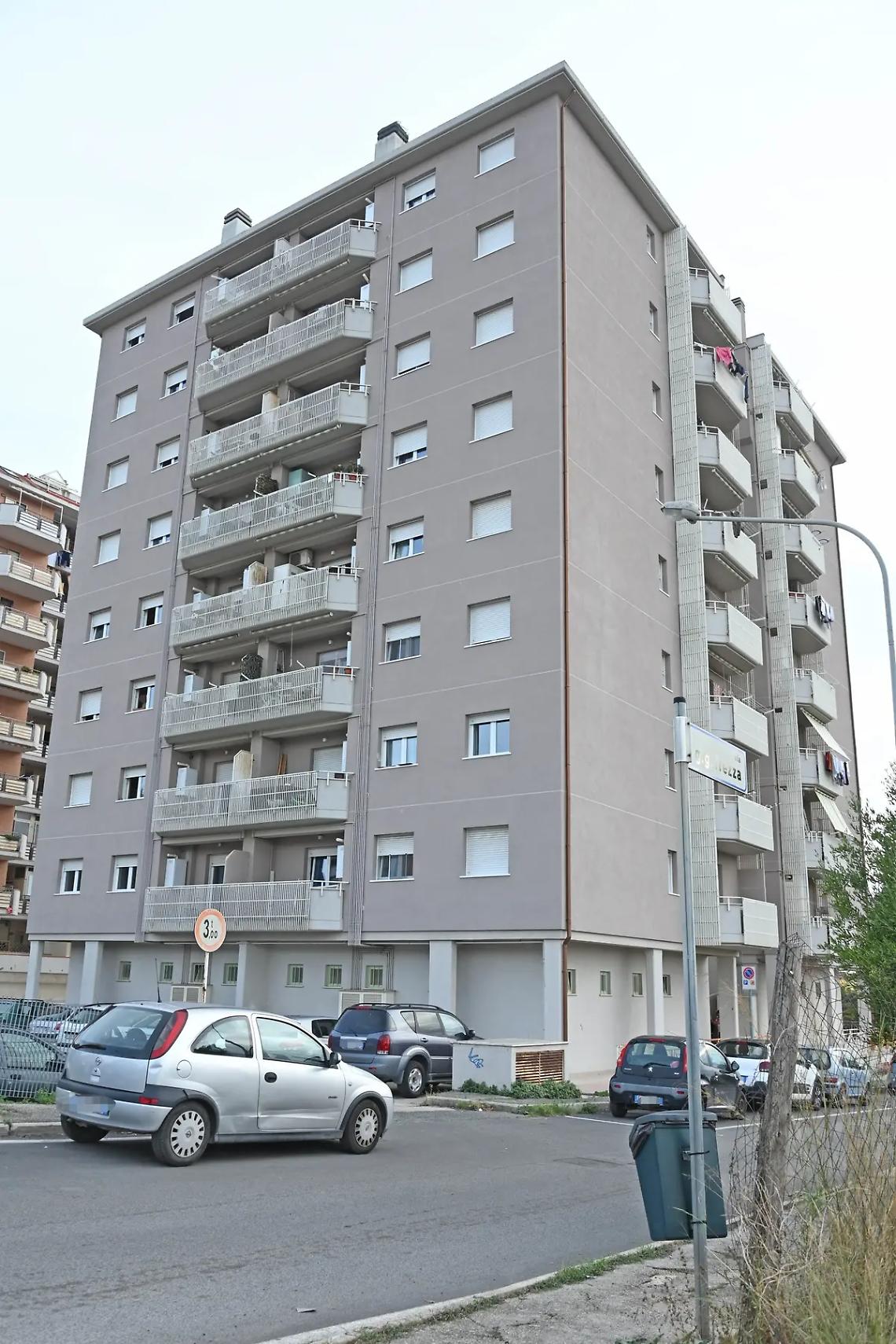 Ater, tre palazzi senza ascensore: prigionieri nelle loro abitazioni