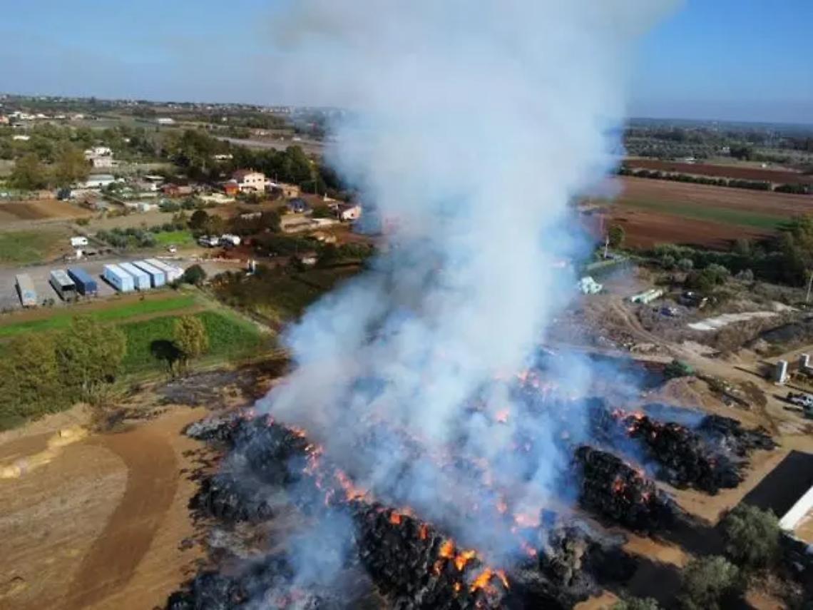 Duemila balle di fieno in fiamme. Raccolta fondi per l&rsquo;azienda colpita