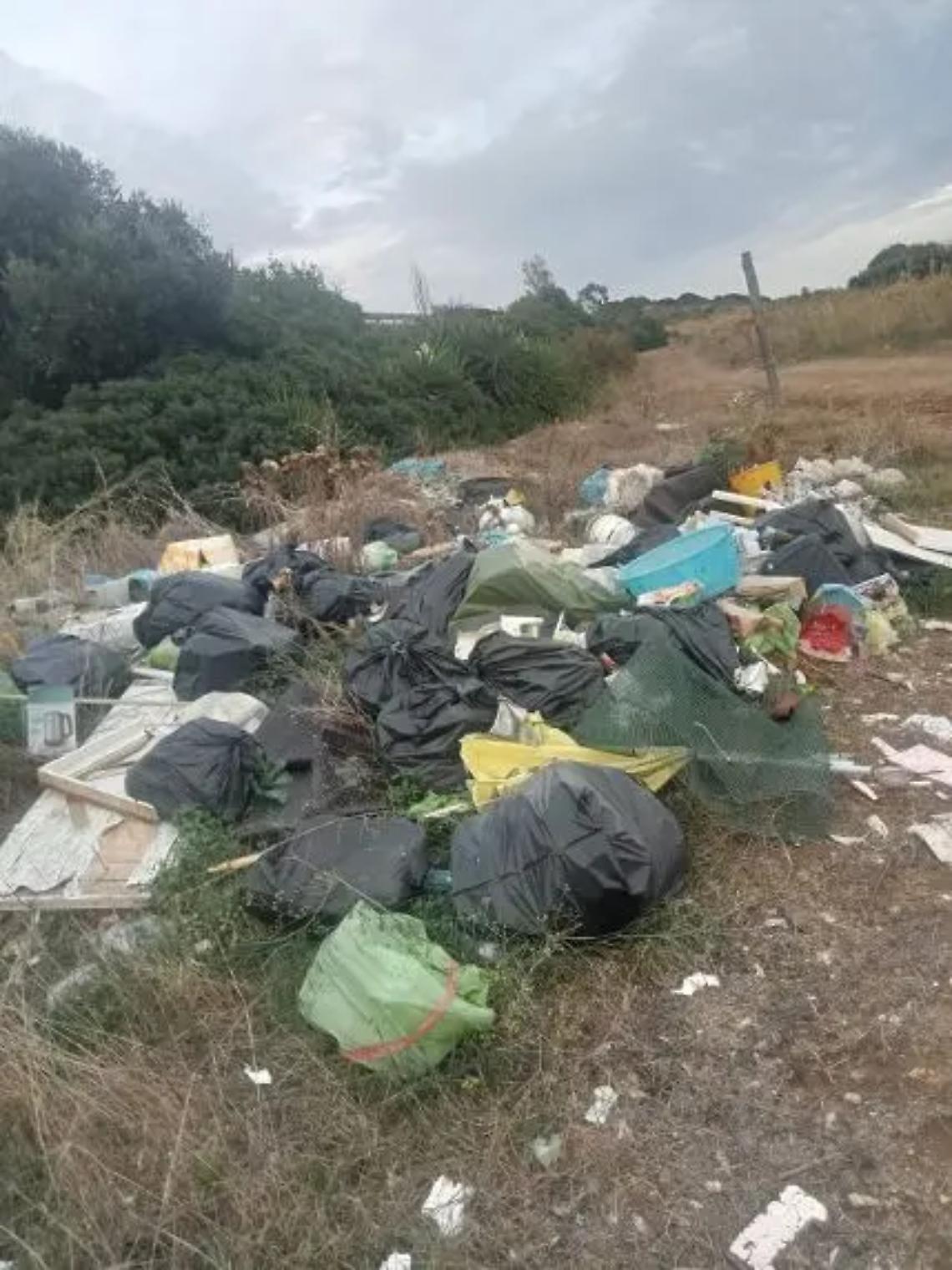 Rifiuti abbandonati in diverse zone