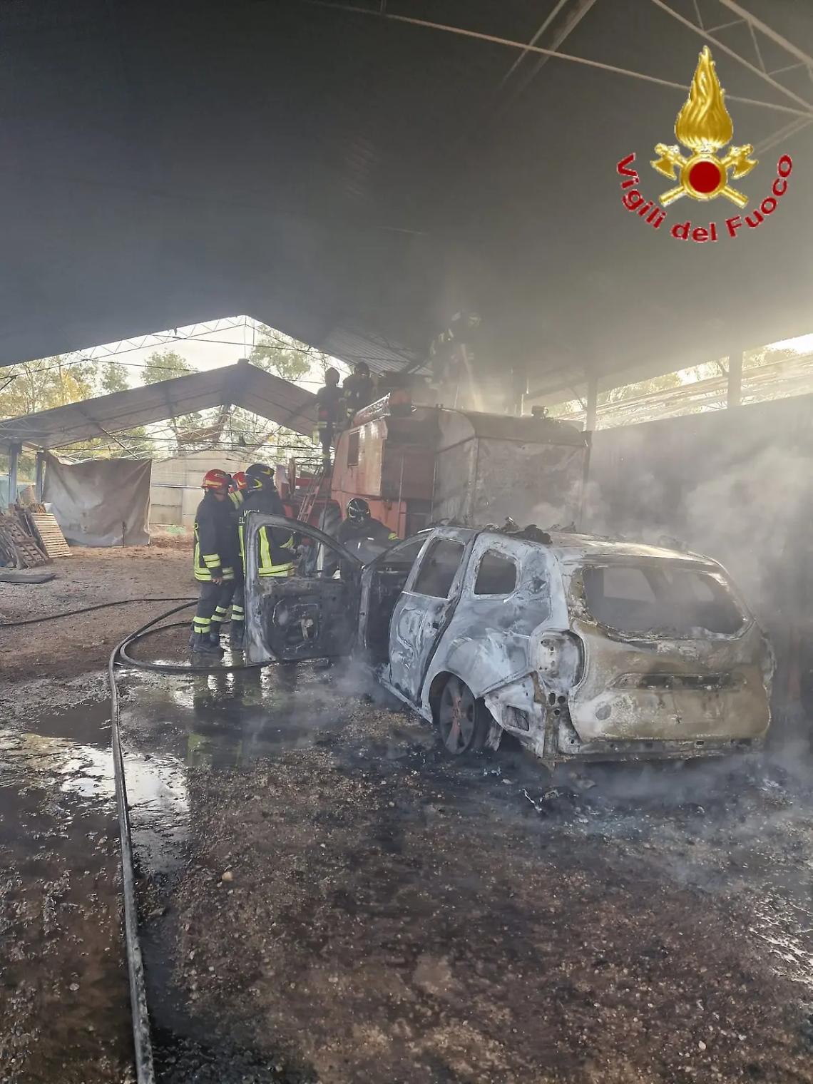 Capannone in fiamme alla Scaglia: intervento dei Vigili del fuoco