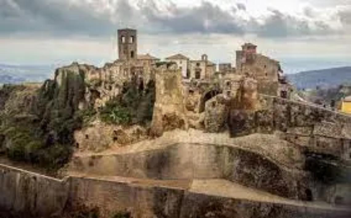 Il borgo fantasma si prepara per la notte di Halloween