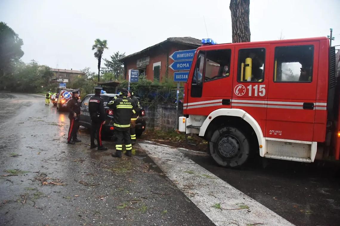 Maltempo nella Tuscia, chiusa la Cassia per due alberi caduti