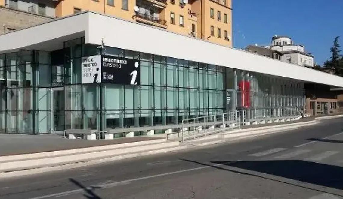 Viterbo, critiche e ironia sui progetti per la Pensilina e il mercato