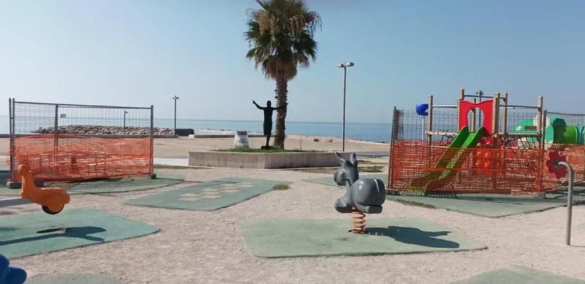 Transenne e giochi inutilizzabili al parco Gagliardini