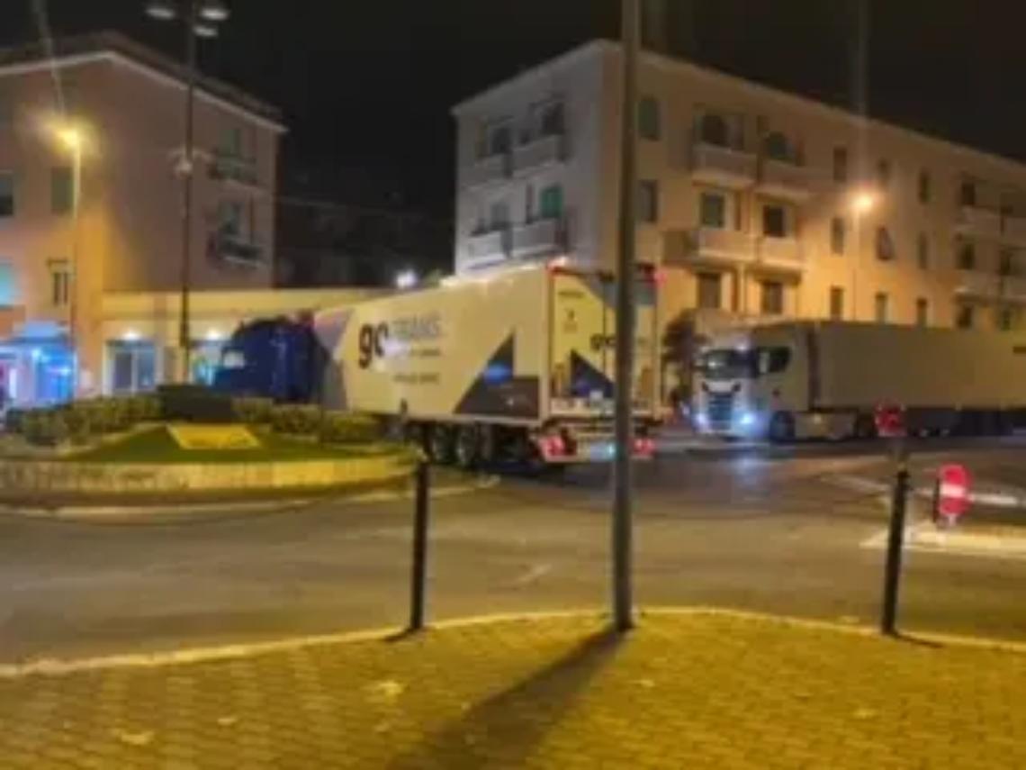 Centro invaso dai tir: la denuncia dei cittadini