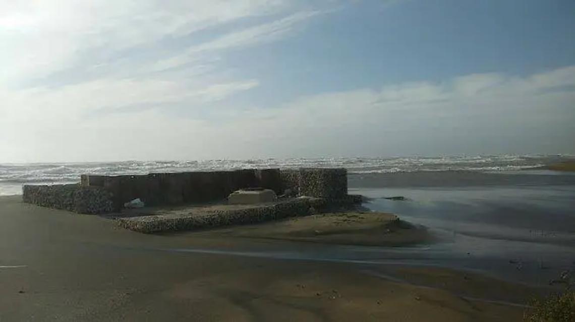 Focene, sprofonda la barriera del tombino sulla spiaggia: a rischio il sitema