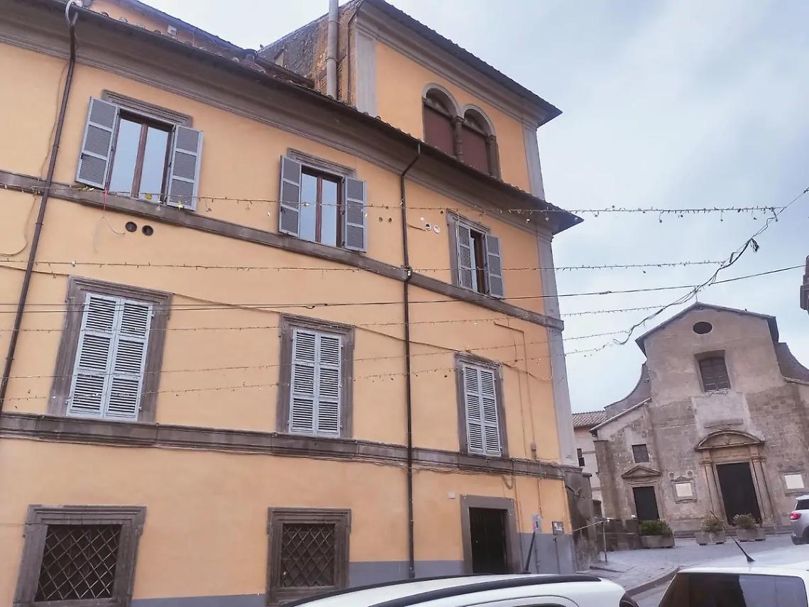 Viterbo, luminarie da discount in via Cairoli