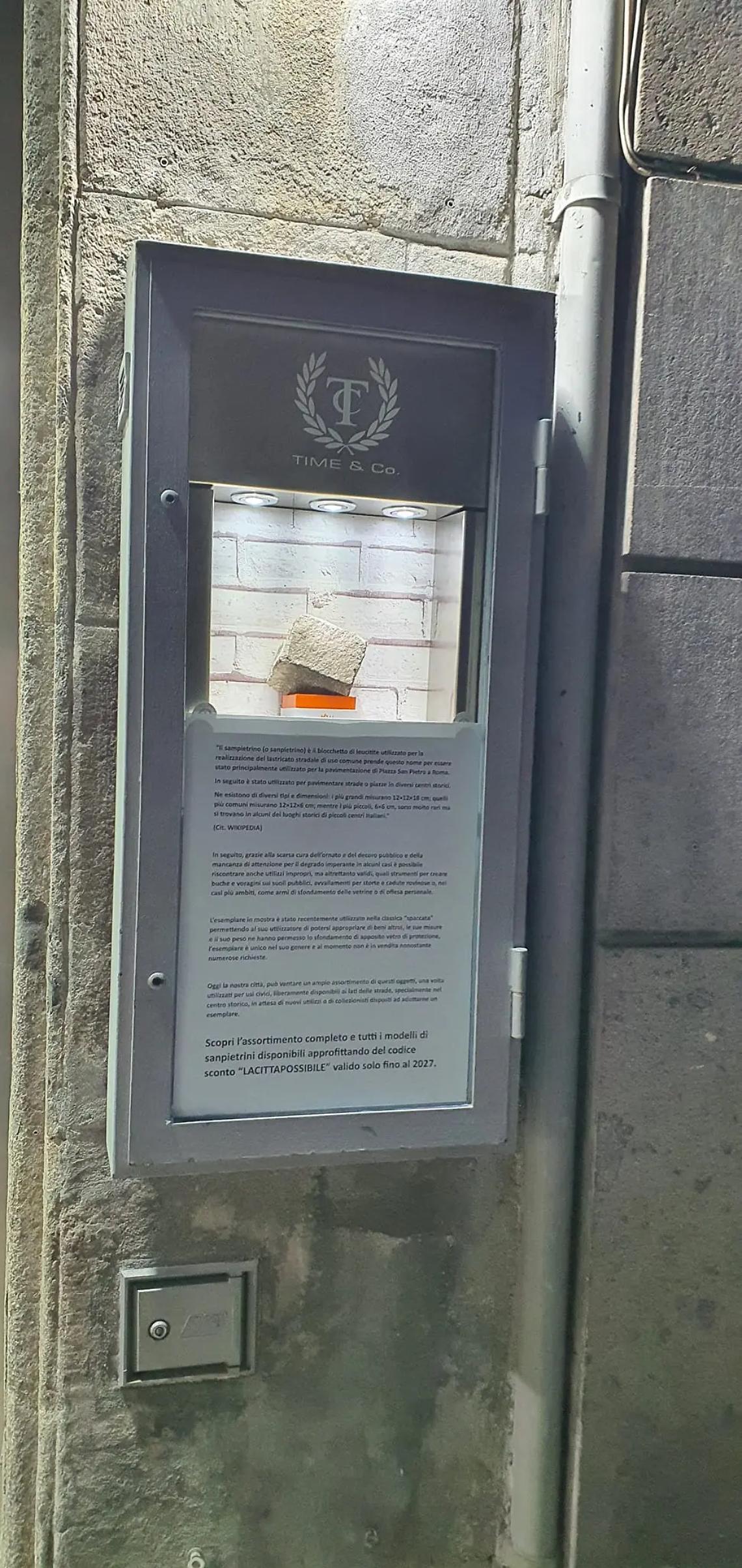 Viterbo: il sampietrino della spaccata finisce in vetrina