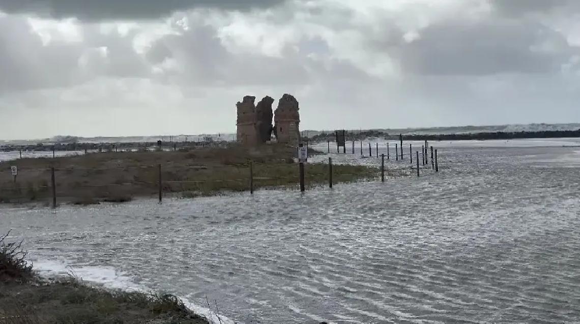 Le mareggiate minacciano la Palude di Torre Flavia &ndash; IL VIDEO