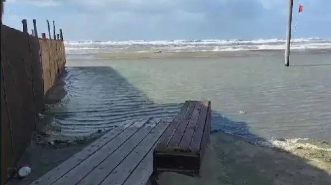 Mareggiata a Focene: chioschi sott&rsquo;acqua