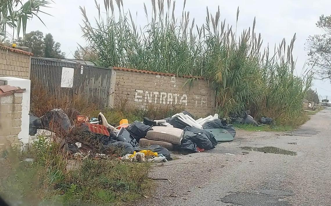 In via dei Cacciatori rifiuti gettati in mezzo alla strada