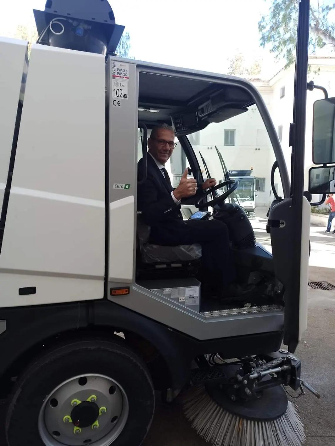 Pulizia delle strade: presentate a Villa Guglielmi 4 nuove spazzatrici di ultima generazione