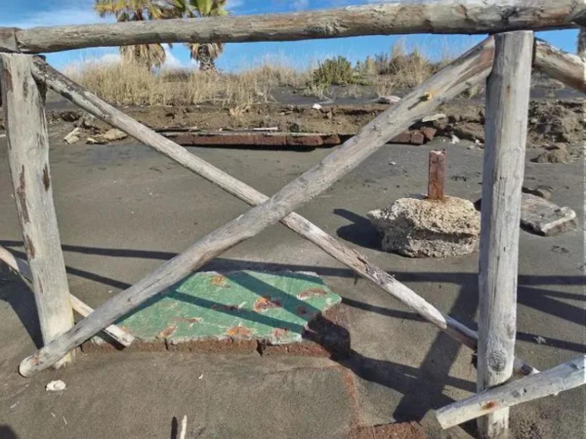 Dopo le mareggiate rifiuti e blocchi di cemento a riva