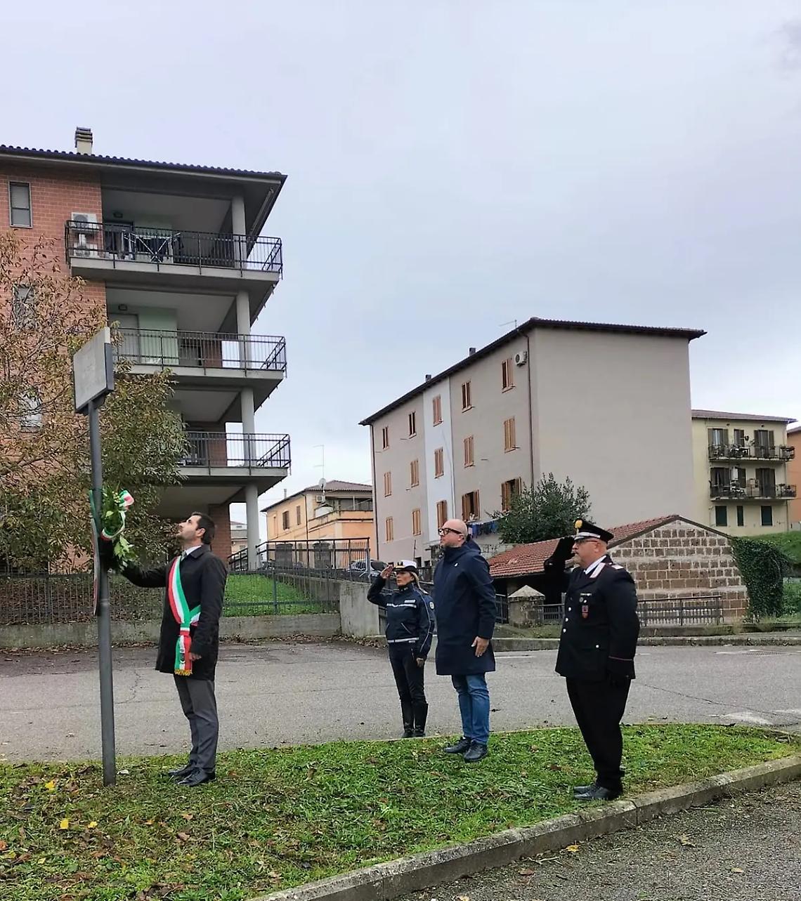 &laquo;Lo Stato riconosca ai caduti la medaglia d&rsquo;oro al valore militare&raquo;