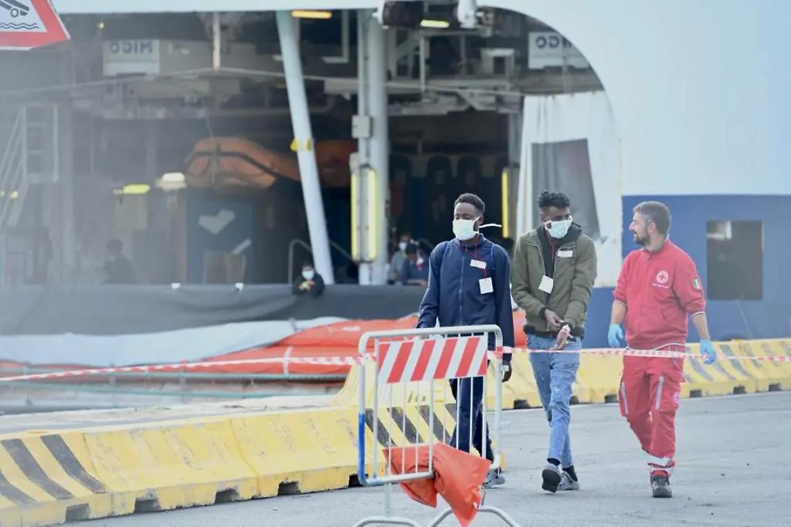 Geo Barents, terminate le operazioni di sbarco dei 162 migranti