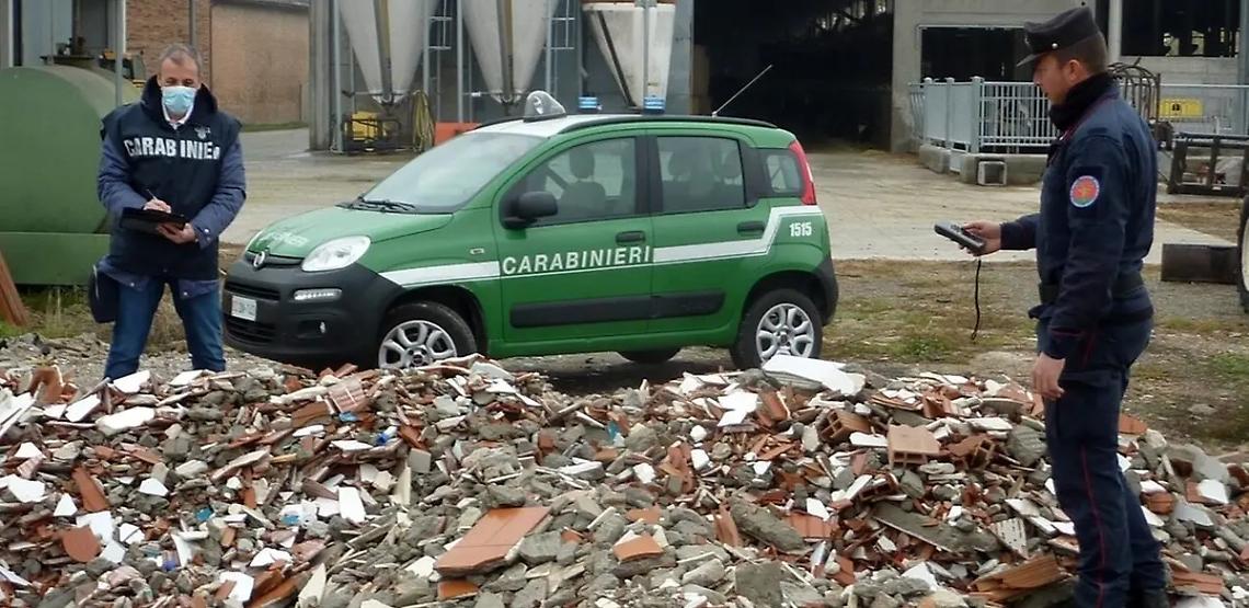 Rifiuti abbandonati nella Tuscia: nei guai uno &ldquo;svuota cantine&rdquo;