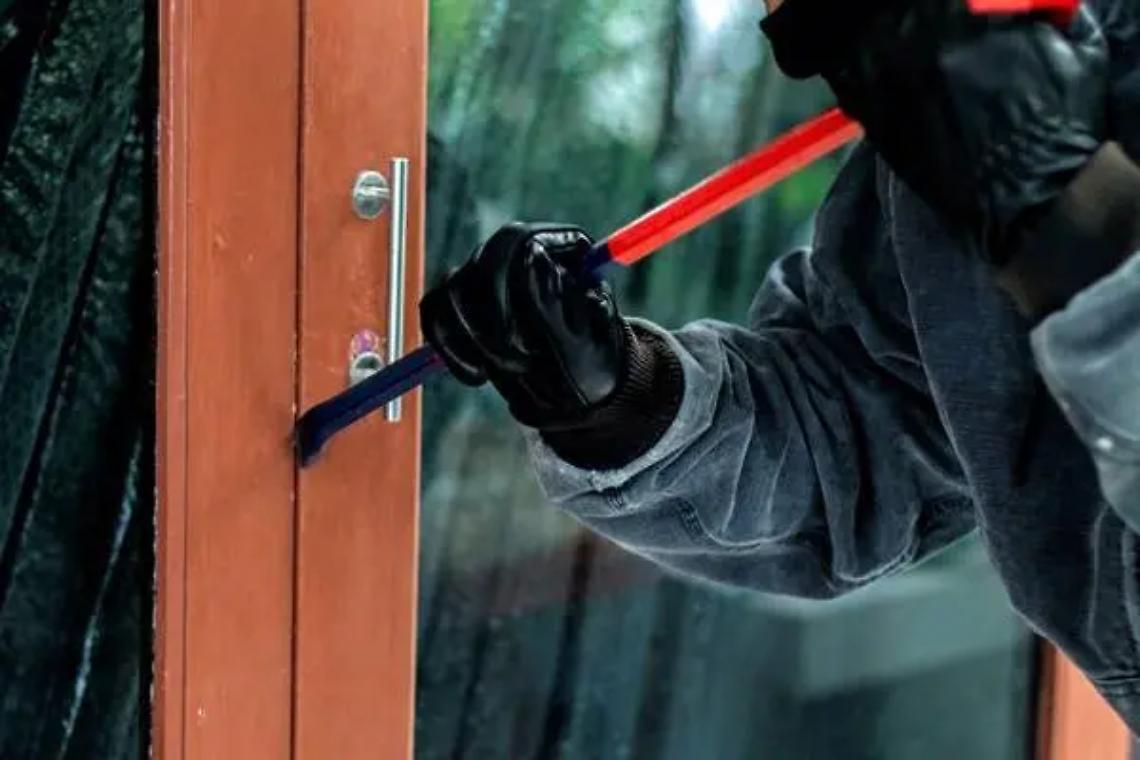 Ladri in casa mentre i proprietari dormono