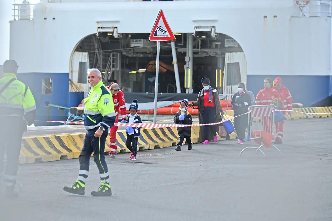Porto, sbarcati i 162 migranti dalla Geo Barents: 31 minori a bordo