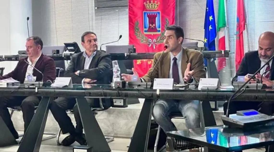 Vannacci presenta &ldquo;Il mondo al contrario&rdquo; in aula consiliare. Ma in piazza Grassi parte il sit-in di protesta