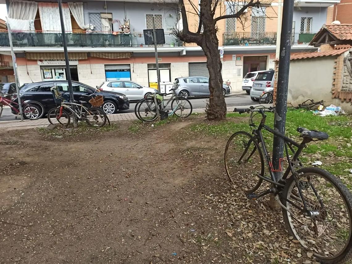 In centro il &ldquo;cimitero&rdquo; di biciclette