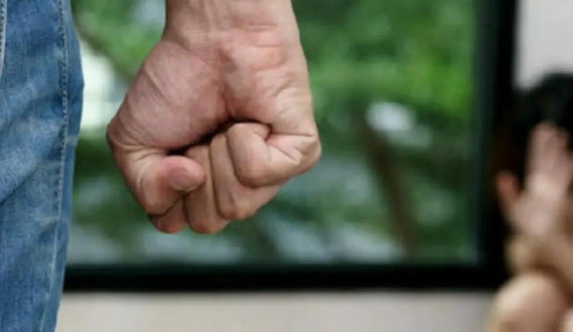 Tredicenne percossa dal pap&agrave; di un suo coetaneo