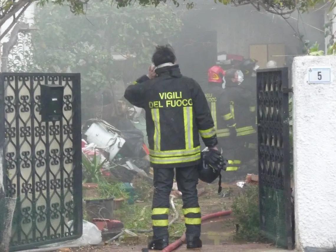 Fumo e fiamme dalla cucina, i pompieri domano l&rsquo;incendio