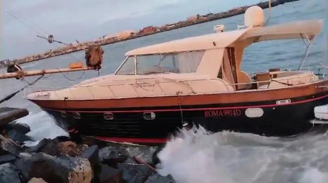 Barca si schianta contro gli scogli