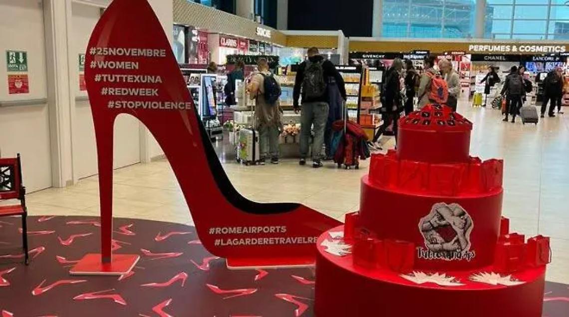 Al Terminal 1 dell&rsquo;aeroporto &ldquo;atterrano&rdquo; i ciondoli a forma di scarpette rosse di Tuttexuna