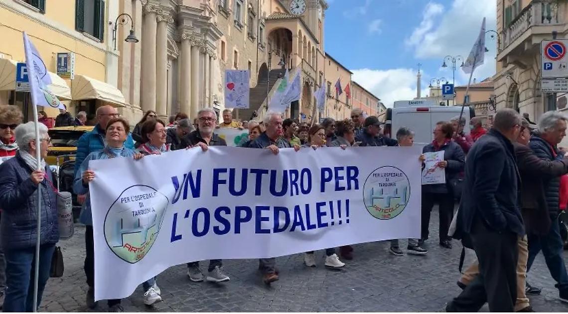 Tarquinia, &ldquo;Salviamo l&rsquo;ospedale con un abbraccio&rdquo;: il comitato torna a manifestare