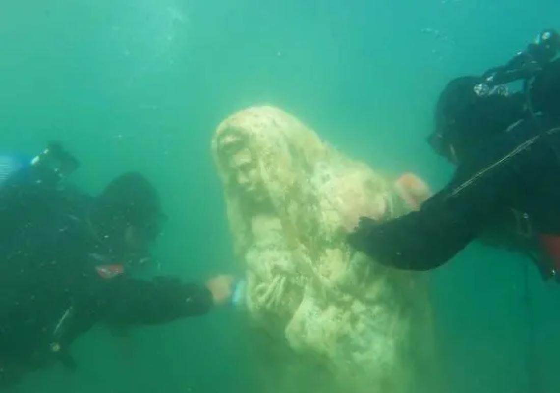 Ripulito il presepe subacqueo di Capodimonte