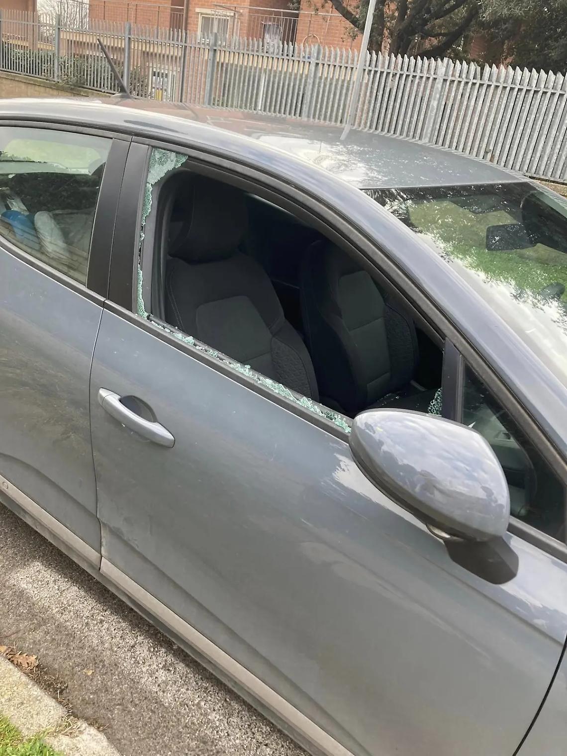 Porta a scuola il figlio e le rubano lo zaino in auto