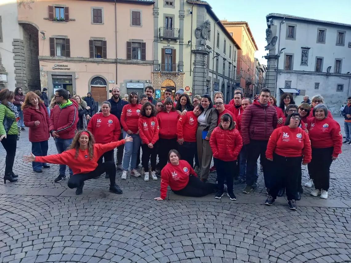 Viterbo: flash mob dei ragazzi dei &ldquo;Sorrisi che nuotano&rdquo;