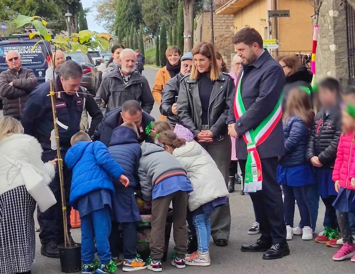 Giornata degli alberi festeggiata con bambini, insegnanti e genitori