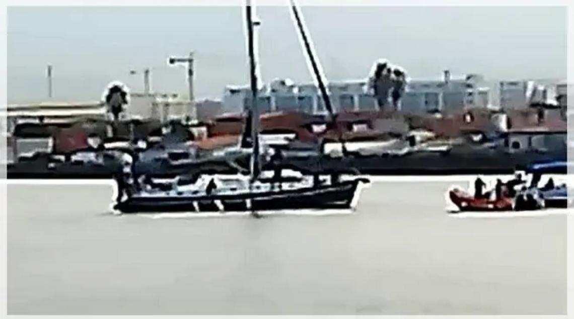 Ci risiamo... un&rsquo;altra barca a vela incagliata all&rsquo;uscita di Fiumara