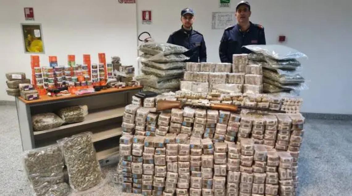 Sequestrati oltre 300 chili di droga