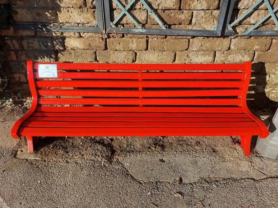La panchina de &ldquo;La Fiera&rdquo; si tinge di rosso