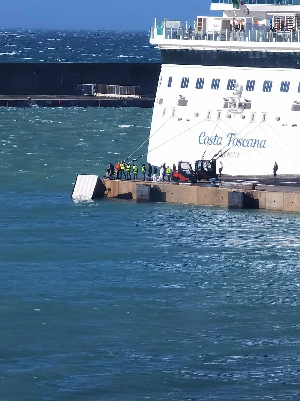 Camion finisce in mare al porto di Civitavecchia