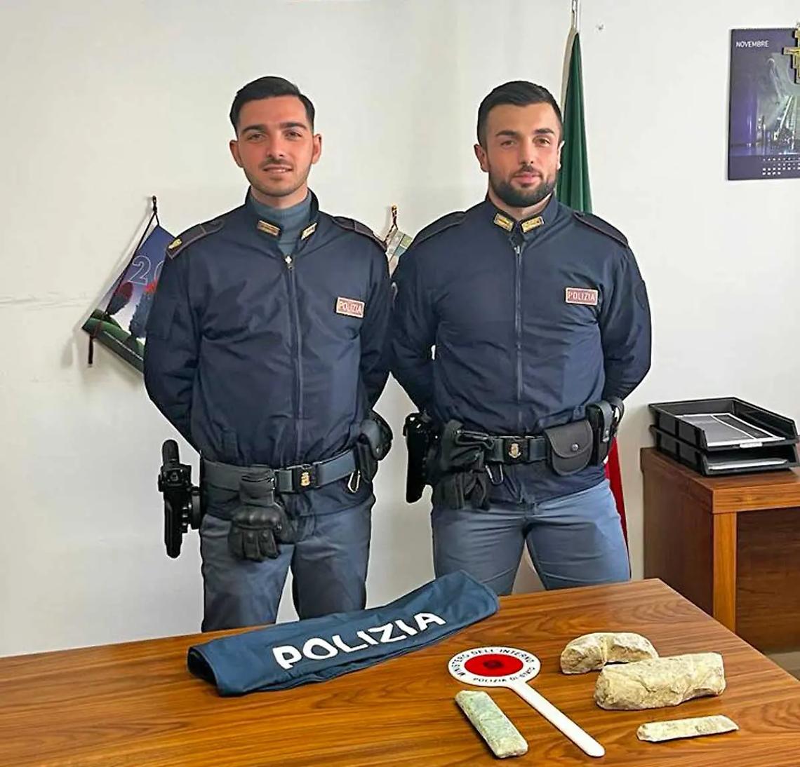 Tarquinia, &ldquo;tombaroli&rdquo; messi in fuga dalla Polizia: recuperati preziosi reperti archeologici