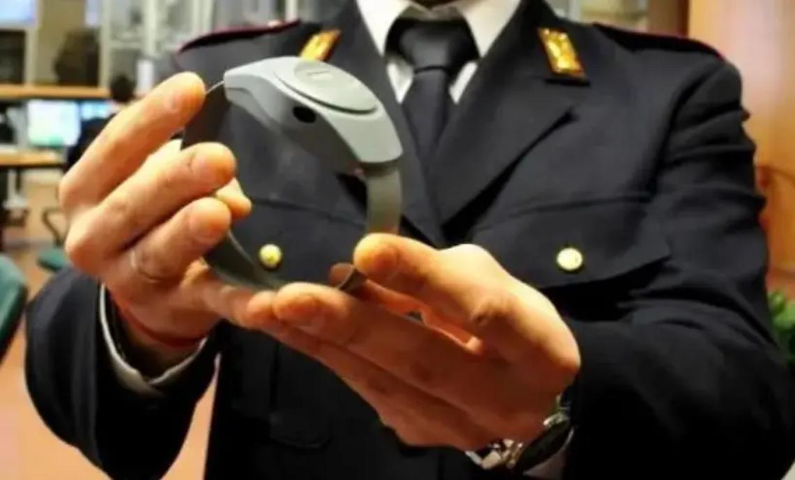 Picchia e maltratta la compagna per 2 anni, ai domiciliari col braccialetto