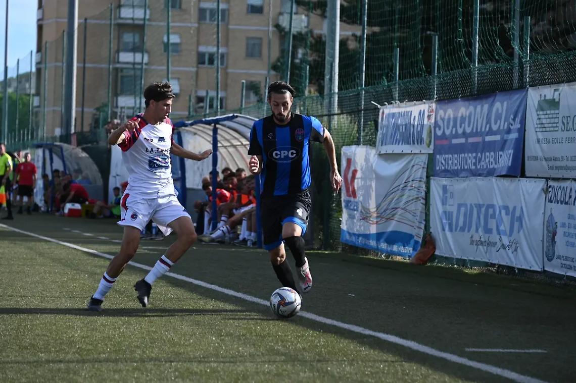 Vecchia: via il difensore Carta, arriva il centrocampista Petrini