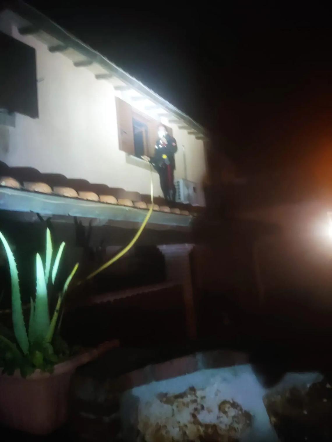 Incendio nella notte in un appartamento ad Allumiere: due persone intossicate