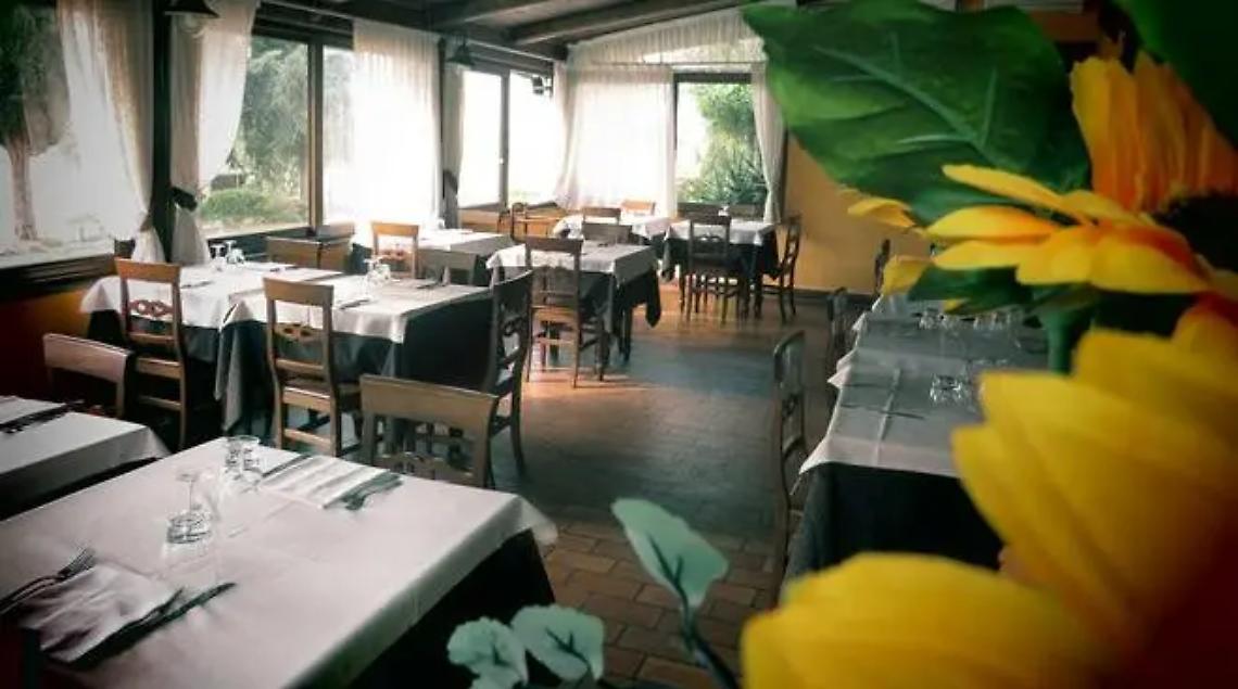 Le proteste dei ristoratori: sporcizia in strada e carenza di personale