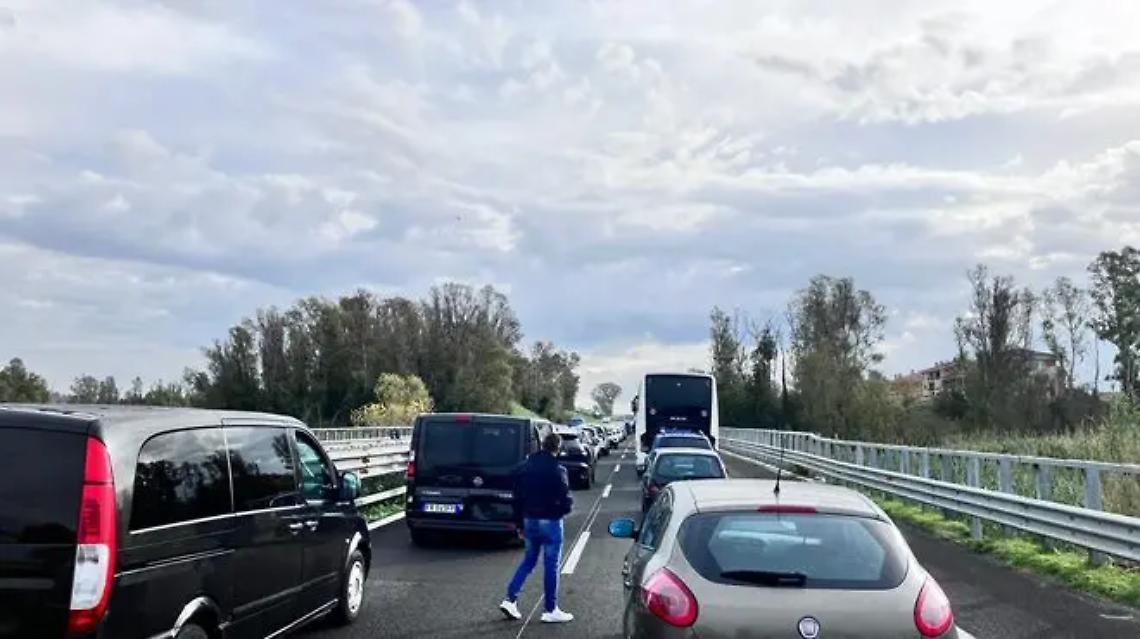 &laquo;Imprigionati per colpa di folli&raquo;, la rabbia degli automobilisti
