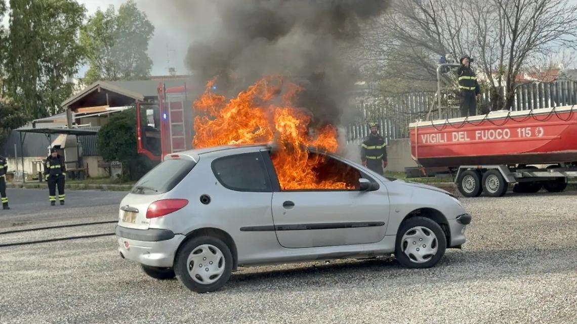 Show dei pompieri per Santa Barbara, tanti bambini presenti in caserma