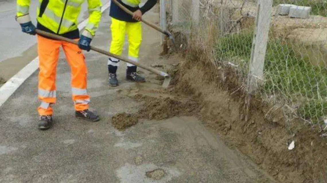 Focene, intervento di rimozione della sabbia e spazzamento stradale