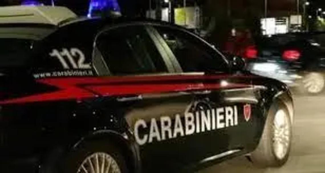 Minaccia una donna con una siringa insanguinata e le porta via l&rsquo;auto